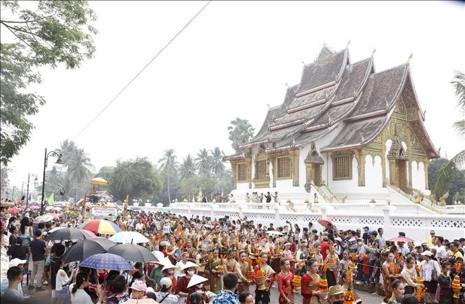 Dẫn đầu đoàn rước Nang Sangkhane Luang Prabang 2023 là hàng trăm cô gái trẻ, xinh xắn. Ảnh: Phạm Kiên