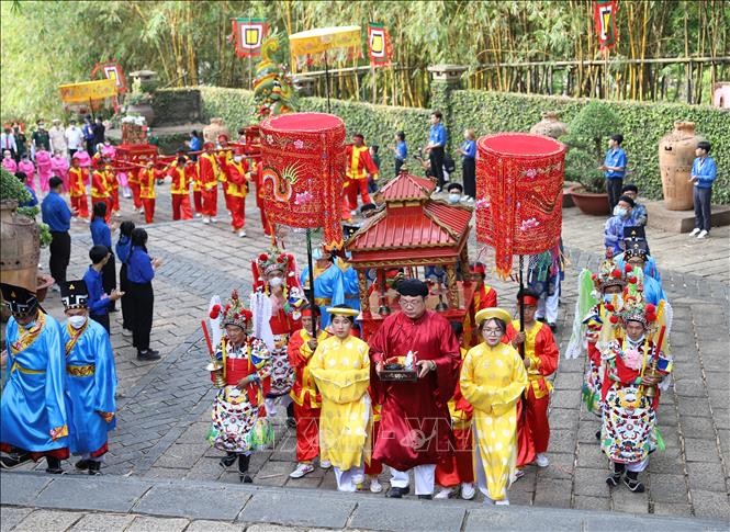 Nghi thức diễu hành rước lễ dâng bánh chưng, bánh dày lên Quốc Tổ Hùng Vương. 