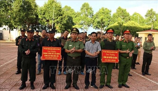 Khen thưởng đôt xuất cán bộ, chiến sĩ Công an huyện Cư Kuin và Phòng Cảnh sát Cơ động (Công an tỉnh Đắk Lắk) trong đấu tranh, truy bắt các đối tượng nguy hiểm. 