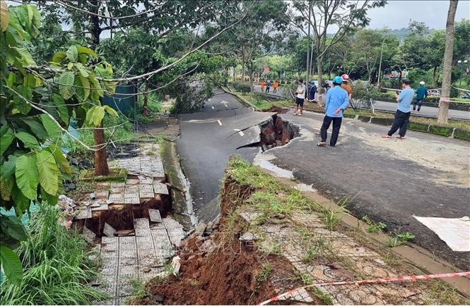 Sạt trượt trên đường Hồ Chí Minh, đoạn qua phường Nghĩa Thành, thành phố Gia Nghĩa, Đắk Nông. Ảnh: Hưng Thịnh