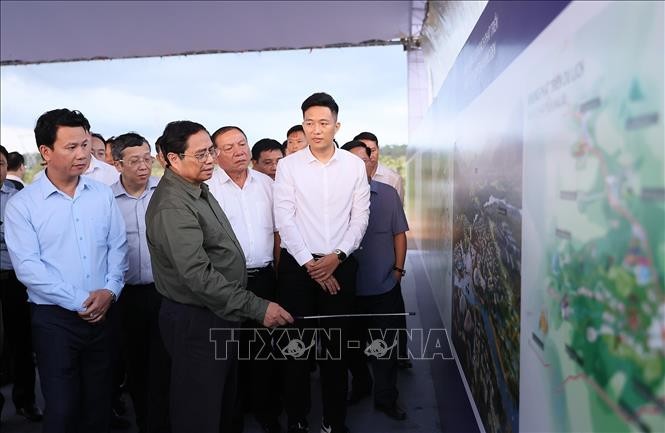 Thủ tướng xem bản đồ định hướng quy hoạch Khu du lịch sinh thái Măng Đen. Ảnh: Dương Giang