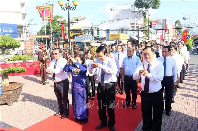 Lãnh đạo tỉnh Tiền Giang dâng hương tại Tượng đài Anh hùng dân tộc Trương Định ở Thị xã Gò Công. 