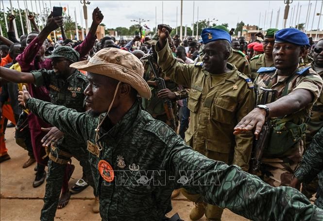 Trung tá Amadou Abdramane (thứ 2, phải, hàng sau), thành viên Hội đồng quốc gia bảo vệ tổ quốc (CNSP) Niger tới dự cuộc mít tinh của những người ủng hộ chính quyền quân sự tại Niamey, ngày 6/8/2023. Ảnh: AFP