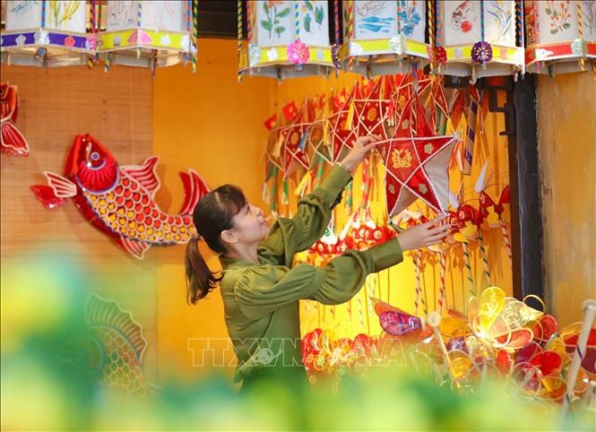 Lung linh những chiếc đèn ông sao được trưng bày sẽ là không gian lôi cuốn, hấp dẫn các em thiếu nhi trong mùa Trung thu này. Ảnh minh hoạ: Thanh Tùng/TTXVN