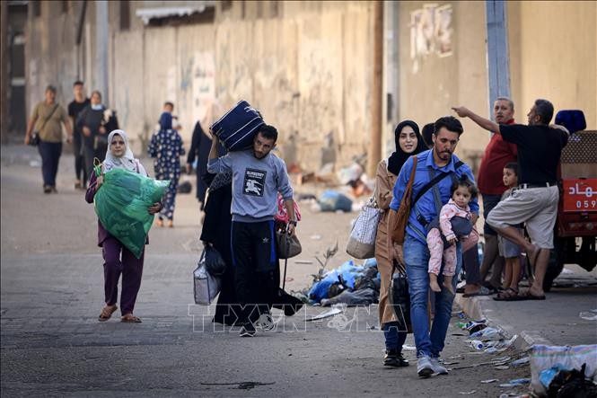 Người dân Palestine sơ tán tới các khu vực an toàn ở Gaza City, sau các cuộc không kích của Israel, ngày 13/10/2023. Ảnh: AFP/TTXVN
