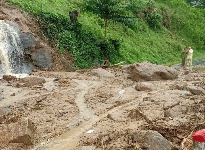 Sạt lở trên đèo Violak khiến giao thông trên Quốc lộ 24 từ Quảng Ngãi đi Kon Tum bị chia cắt. Ảnh: TTXVN