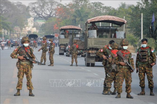 Binh sĩ Myanmar gác trên đường phố tại Naypyidaw. Ảnh tư liệu: AFP