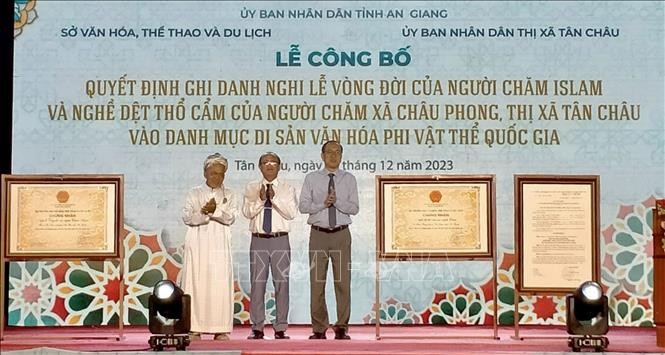 Nghi lễ vòng đời và nghề dệt thổ cẩm người Chăm An Giang được công nhận là di sản văn hoá phi vật thể Quốc gia. 