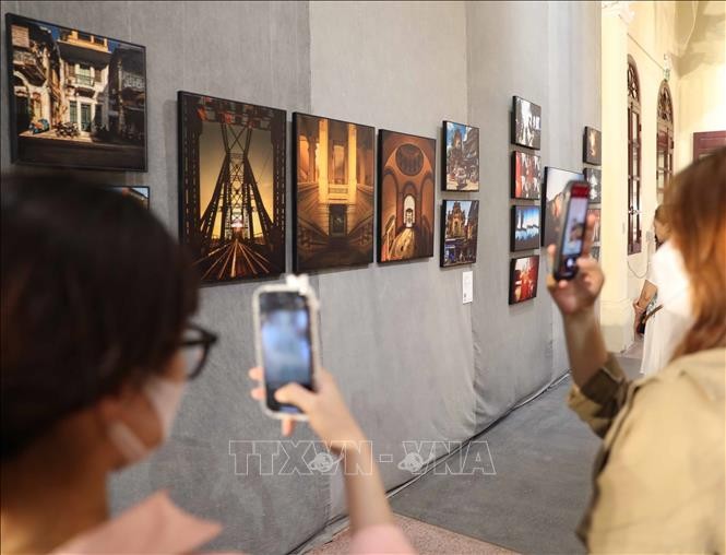 Các tác phẩm nhiếp ảnh được trưng bày trong triển lãm "Hà Nội - Một thành phố trong nhiếp ảnh" tại Trung tâm Văn hóa Nghệ thuật 22 Hàng Buồm. Ảnh: Thanh Tùng