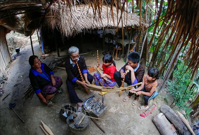 Khèn là niềm đam mê của cả gia đình nghệ nhân Thào Cáng Súa (bản Sáng Nhù, xã Mồ Dề, huyện Mù Cang Chải). Ảnh: Tuấn Anh