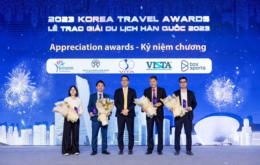 KTO Việt Nam trao giải thưởng cho các đối tác tại Hà Nội.