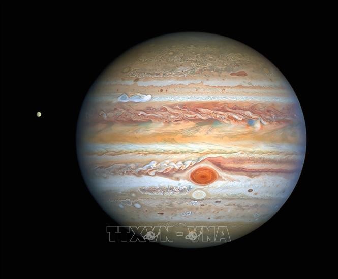  Hình ảnh Sao Thổ và Mặt trăng Europa do kính viễn vọng không gian Hubble của NASA chụp ngày 17/9/2020. Ảnh tư liệu: AFP/TTXVN