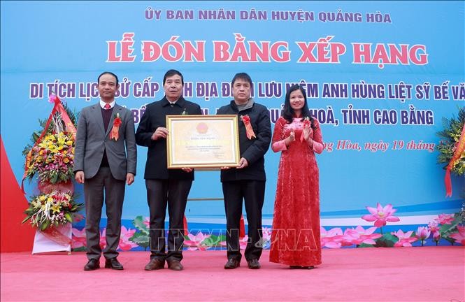 Lãnh đạo Sở Văn hoá, Thể Thao và Du lịch tỉnh Cao Bằng trao Bằng chứng nhận cho UBND huyện Quảng Hoà. Ảnh: Hân Huệ