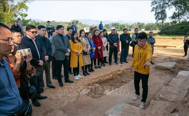 Các nhà nghiên cứu tìm thấy tìm thấy dấu tích của một kiến trúc cổng thành, chân cổng thành tại điểm khảo cổ thành Nà Lữ.