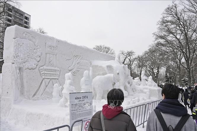 Khách tham quan chiêm ngưỡng các tác phẩm điêu khắc bằng băng tuyết tại Lễ hội Sapporo ở tỉnh Hokkaido, miền Bắc Nhật Bản ngày 4/2/2024. Ảnh: Kyodo/TTXVN