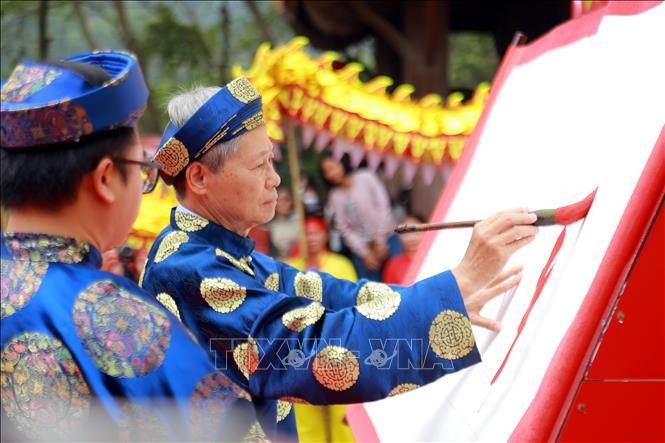 Nhà thư pháp Nguyễn Đình Kế, câu lạc bộ thư pháp Hán Nôm Hải Dương đã trình diễn khai bút chữ Hán với 4 chữ: Phúc - An - Thịnh - Phát. Ảnh: Mạnh Tú/TTXVN