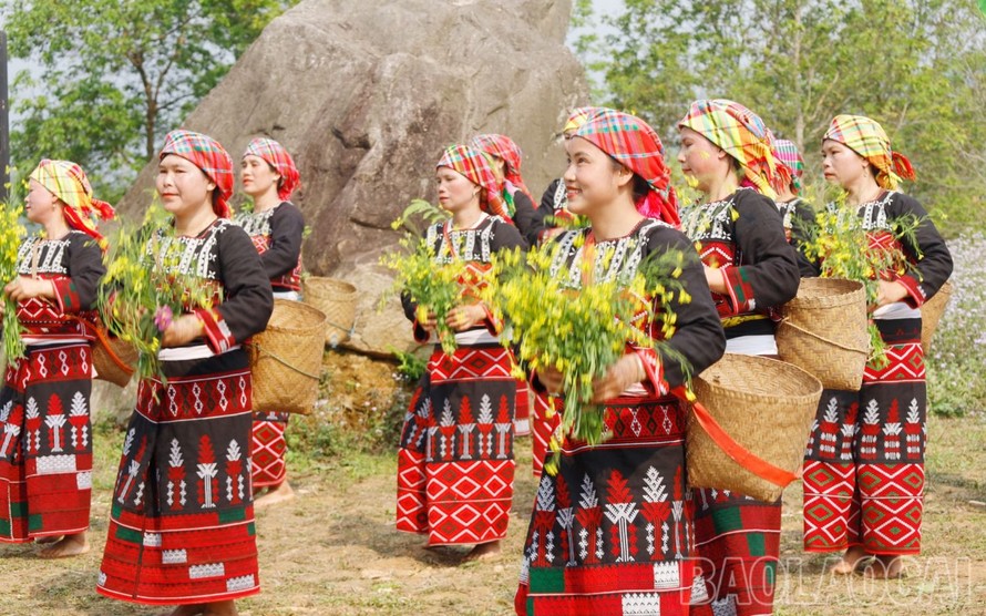 Lễ quét làng (còn được gọi Lễ quét ma làng) là nghi thức xua đuổi ma dữ gây nên ốm đau, xui xẻo, đón điều tốt lành trong năm mới. Ảnh: baolaocai.vn