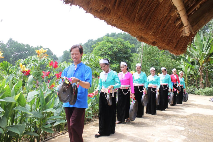 Nét đẹp trang phục riêng của phụ nữ Mường Hòa Bình