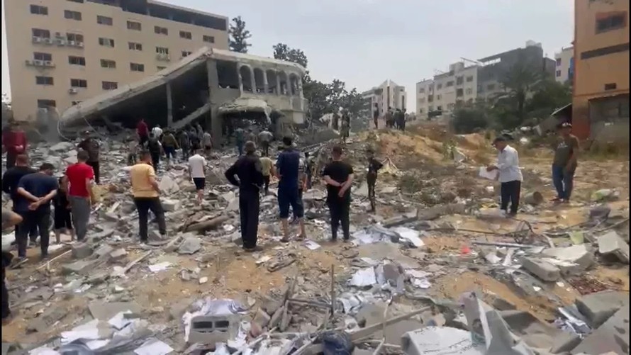 Theo nhiều nguồn tin, ít nhất 3 người đã thiệt mạng trong cuộc không kích vào một ngôi nhà ở phía tây thành phố Gaza ngày 26/4. Ảnh: CNN