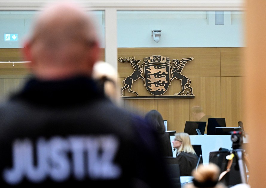 Một quan chức tư pháp đứng tại phòng xử án ở Stuttgart, Đức trong ngày 29/4, Ảnh : Reuters