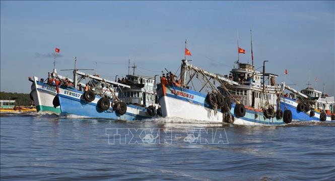 Đoàn tàu của ngư dân Cảng Trần Đề (Sóc Trăng) đang di chuyển thỉnh Ông ngoài tại Lễ hội Nghinh Ông. 