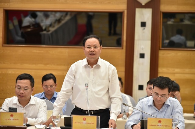 Thứ trưởng Bộ TN&MT Lê Minh Ngân trả lời câu hỏi về tiến độ ban hành các văn bản hướng dẫn thi hành Luật Đất đai năm 2024. Ảnh: VGP