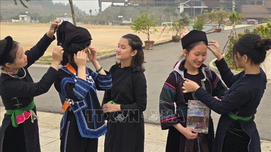 Học sinh trường THPT Dân tộc nội trú tỉnh Lào Cai hưởng ứng Tuần lễ trang phục truyền thống các dân tộc tỉnh Lào Cai. Ảnh: TTXVN phát