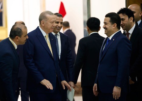 Tổng thống Thổ Nhĩ Kỳ Recep Tayyip Erdogan (thứ hai bên trái) và Thủ tướng Iraq Mohammed Shia al-Sudani (phía trước bên phải) tham dự lễ ký kết hợp tác dự án Con đường Phát triển, ở Baghdad. Ảnh: SCMP