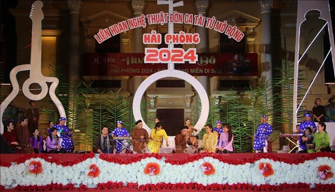 Các nghệ sĩ cải lương hàng đầu Việt Nam tham gia biểu diễn mở đầu liên hoan.