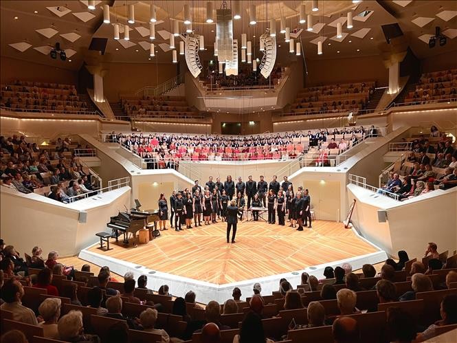 Tiết mục “Bèo dạt mây trôi” do Dàn hợp xướng thính phòng Đức biểu diễn tại Nhà hát “Berliner Philharmonie”. Ảnh: Phương Hoa/PV TTXVN tại Đức