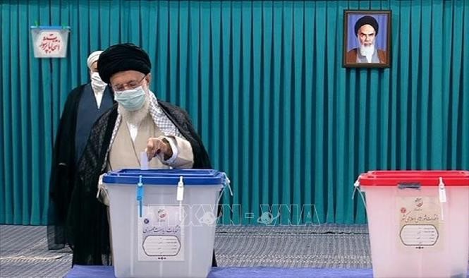 Lãnh tụ tối cao Iran Ayatollah Ali Khamenei bỏ phiếu tại một địa điểm bầu cử ở Tehran. Ảnh tư liệu: IRNA/TTXVN