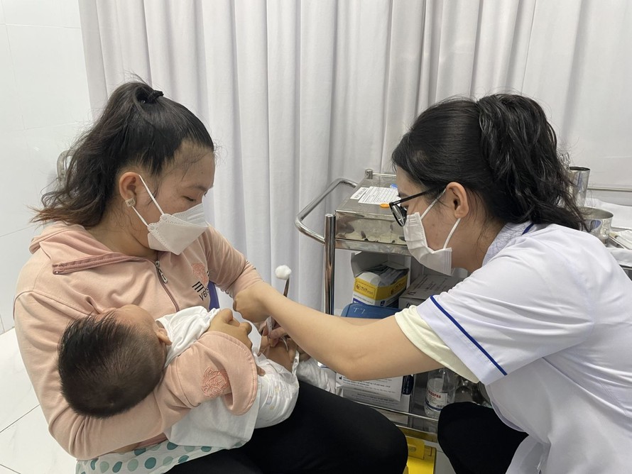 Ngành y tế TP Hồ Chí Minh kêu gọi người dân đưa trẻ đi tiêm vaccine để phòng bệnh sởi.