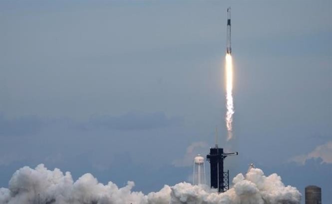 Tên lửa đẩy Falcon 9 mang theo vệ tinh Satria-1 của Indonesia rời bệ phóng tại Mũi Canaveral, bang Florida, Mỹ. Ảnh: AP