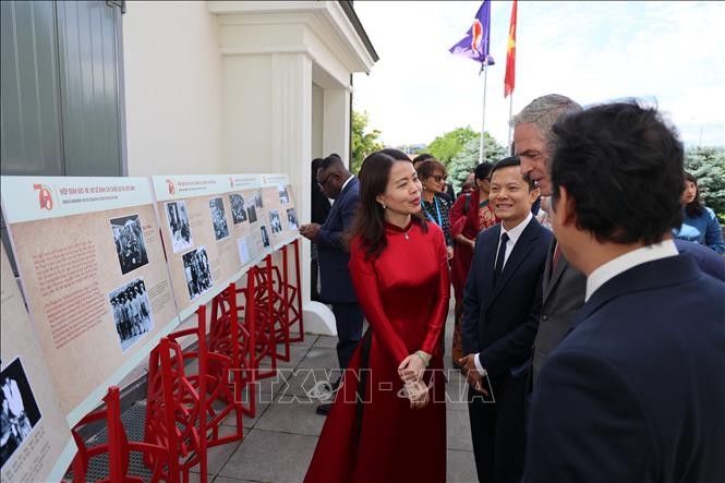 Thứ trưởng Ngoại giao Nguyễn Minh Hằng giới thiệu cho bạn bè quốc tế về triển lãm ảnh. Ảnh: Anh Hiển