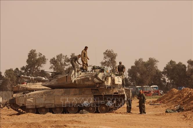 Binh sĩ và xe quân sự Israel được triển khai gần biên giới với Dải Gaza ngày 27/5/2024. Ảnh: THX