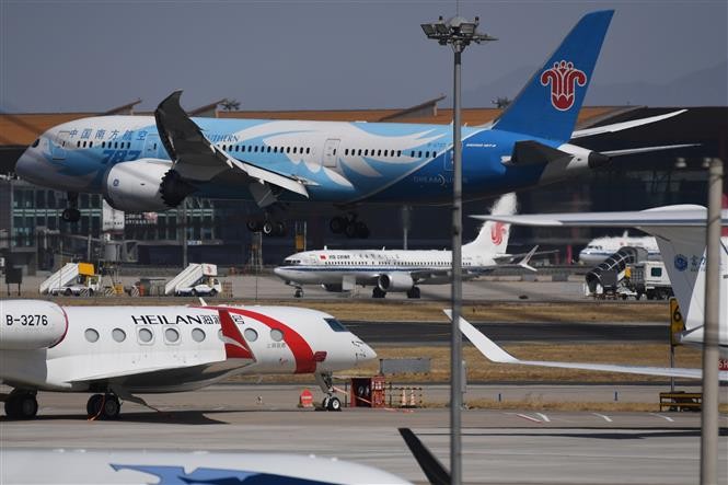 Máy bay 737 MAX 8 của Air China (giữa) và máy bay Boeing 787 của China Southern Airlines tại sân bay Bắc Kinh, Trung Quốc. Ảnh: AFP/TTXVN