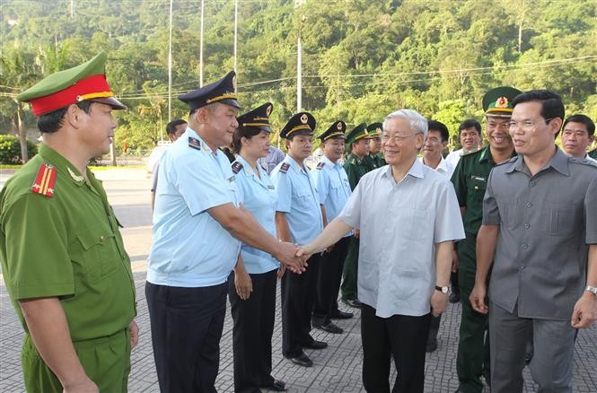 Chiều 27/8/2014, Tổng Bí thư Nguyễn Phú Trọng tiếp tục chuyến thăm, làm việc tại Hà Giang nhằm kiểm tra tình hình thực hiện nhiệm vụ phát triển kinh tế - xã hội, bảo đảm quốc phòng – an ninh và công tác xây dựng Đảng, xây dựng hệ thống chính trị trên địa bàn tỉnh. Trong ảnh: Tổng Bí thư Nguyễn Phú Trọng thăm cán bộ, nhân viên lực lượng liên ngành Cửa khẩu quốc tế Thanh Thủy. Ảnh tư liệu: Trí Dũng