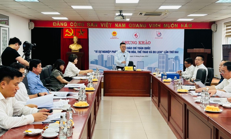 Hội đồng chung khảo Giải báo chí toàn quốc “Vì sự nghiệp phát triển văn hóa, thể thao và du lịch” lần thứ 2 - năm 2024 họp và chấm các tác phẩm. Ảnh: hanoimoi.vn