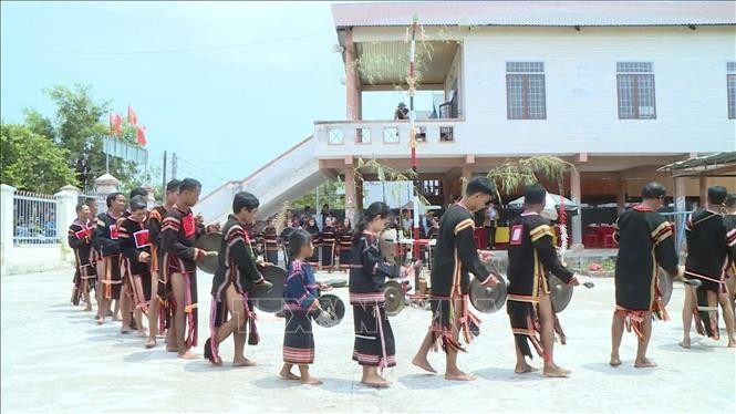 Các thành viên CLB Cồng chiêng buôn Ama Djơng, phường Đoàn Kết, thị xã Ayun Pa (Gia Lai) làm lễ cúng chiêng mới. 