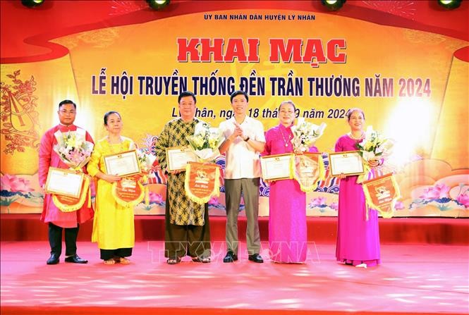 Tặng hoa, trao cờ lưu niệm cho các đoàn về Thực hành nghi lễ và hát Chầu văn.