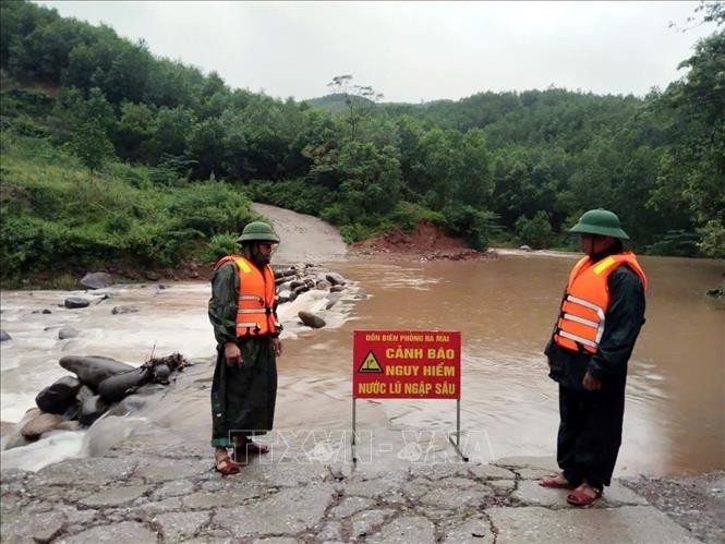 Một số tuyến đường khu vực biên giới tại Quảng Bình bị chia cắt cục bộ do lũ