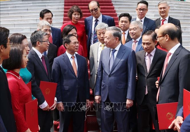 Tổng Bí thư, Chủ tịch nước Tô Lâm và đại biểu với các đại sứ Việt Nam mới nhận Quyết định bổ nhiệm. Ảnh: Lâm Khánh/TTXVN