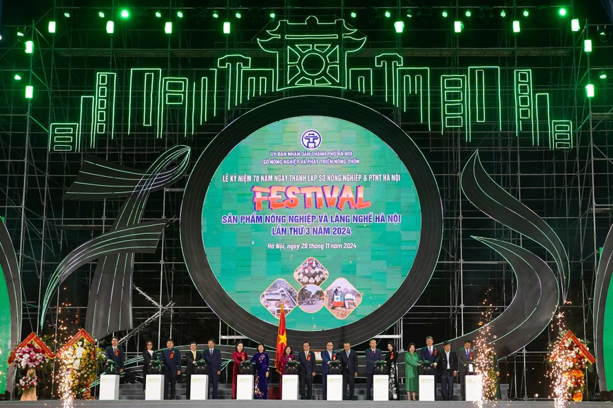 Festival “Sản phẩm Nông nghiệp và Làng nghề Hà Nội 2024” khai mạc với chương trình nghệ thuật đặc sắc ca ngợi ngành nông nghiệp, Thủ đô và quê hương đất nước.