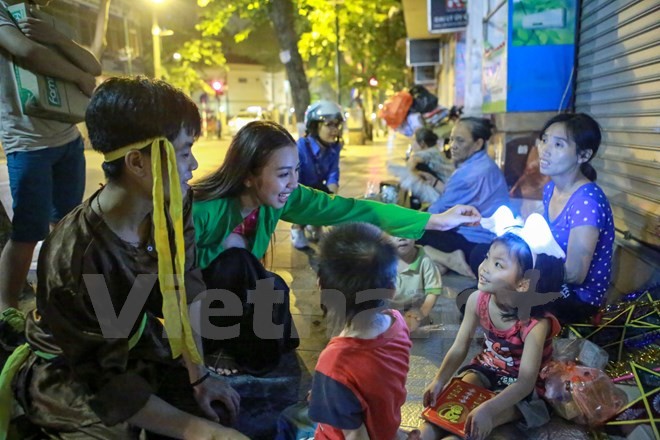 'Chú Cuội, chị Hằng' trắng đêm phát quà Trung Thu cho người vô gia cư