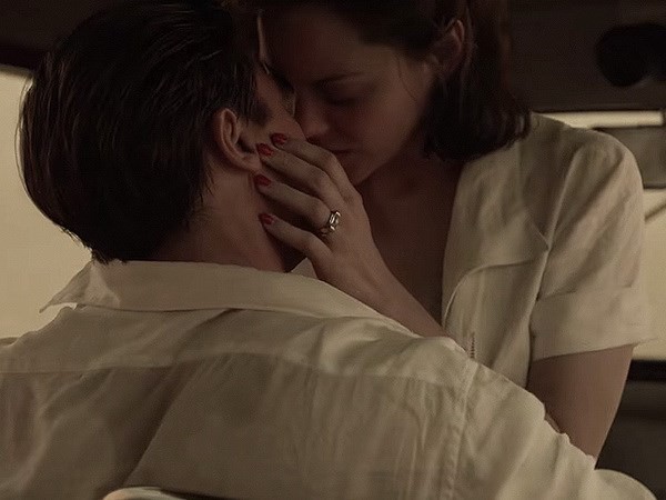 Brad Pitt mê đắm 'người tình tin đồn' Marion Cotillard trong Allied