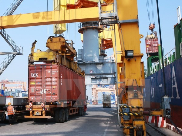 Bốc xếp container tại chi nhánh cảng Tân Vũ, Cảng Hải Phòng. (Ảnh: Lâm Khánh/TTXVN)