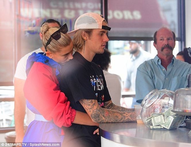 Justin Bieber tình tứ ôm hôn thê ở New York