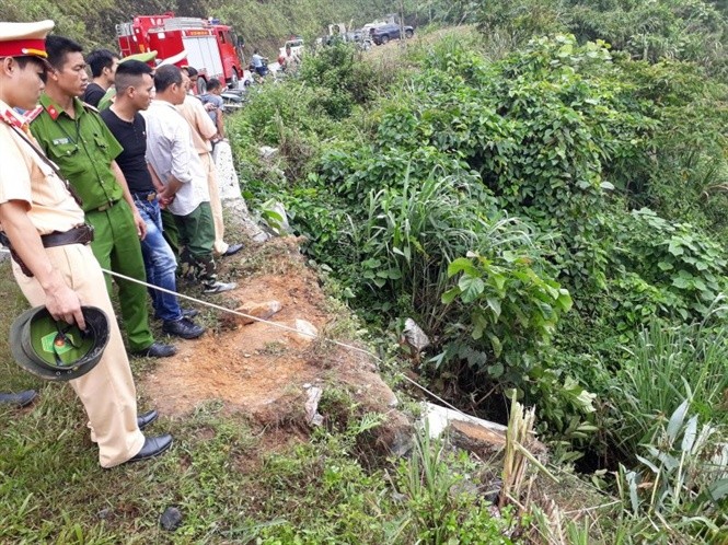 Xe ô tô bất ngờ lao xuống vực, 5 người bị thương nhẹ