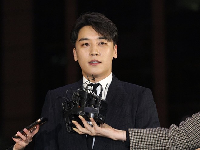 Đến trình diện cảnh sát, Seungri cũng đi làm đẹp như diễn show