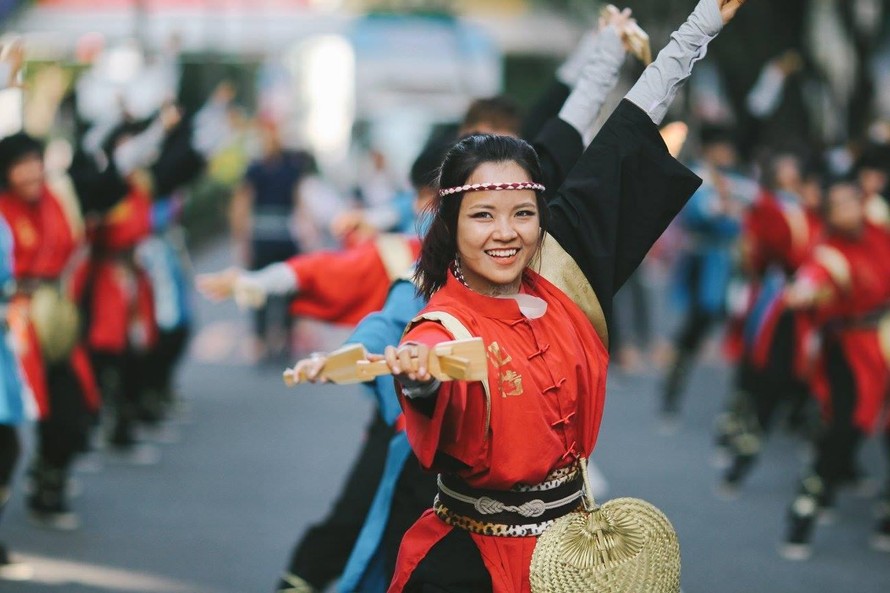 Hanuyo Yosakoi Team (Việt Nam) với bài diễn "Đánh thủy thần, đương đầu sóng lớn" tại Lễ hội Harajuku Omotedando Super Yosakoi 2017. (Ảnh: Hanuyo)